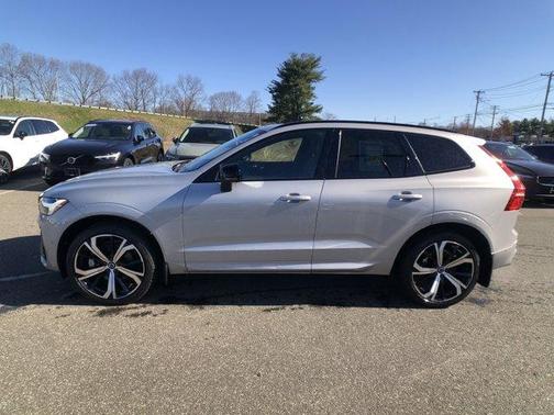 2022 Volvo XC60 B6 R-Design