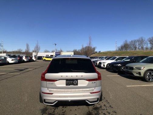 2022 Volvo XC60 B6 R-Design