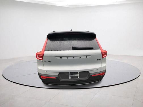 2026 Volvo XC40 B5 Ultra Black Edition