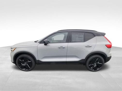 2026 Volvo XC40 B5 Ultra Black Edition