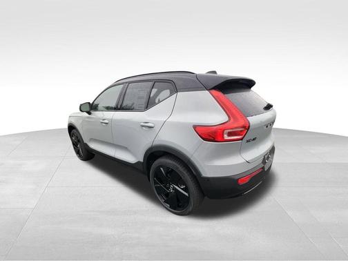 2026 Volvo XC40 B5 Ultra Black Edition