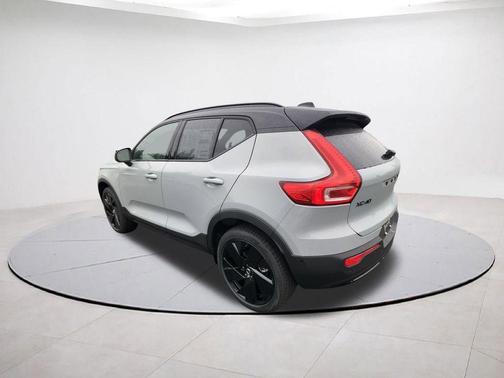 2026 Volvo XC40 B5 Ultra Black Edition