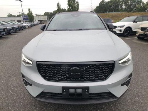 2026 Volvo XC40 B5 Ultra Black Edition