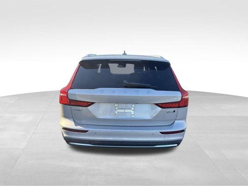 2025 Volvo V60 Cross Country B5 Plus