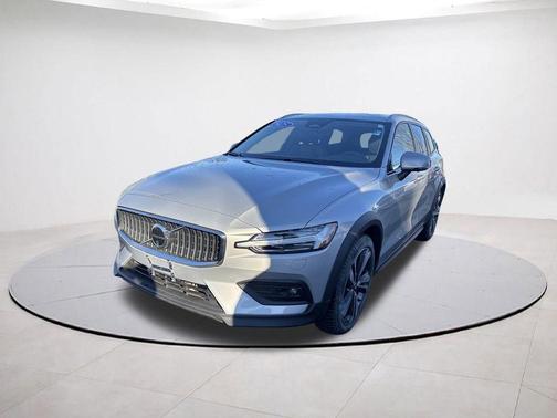 2025 Volvo V60 Cross Country B5 Plus