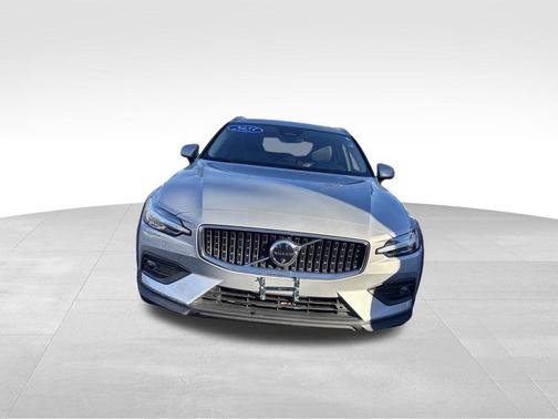 2025 Volvo V60 Cross Country B5 Plus