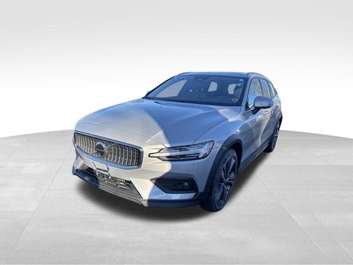 2025 Volvo V60 Cross Country B5 Plus