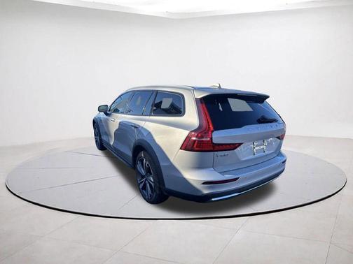 2025 Volvo V60 Cross Country B5 Plus