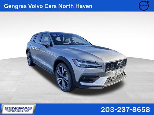 2025 Volvo V60 Cross Country B5 Plus