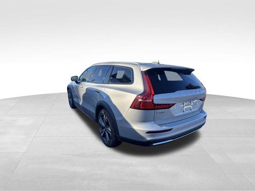 2025 Volvo V60 Cross Country B5 Plus