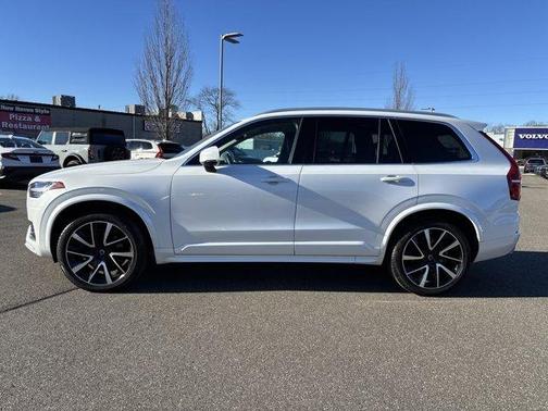 2021 Volvo XC90 T6 Momentum 7 Passenger
