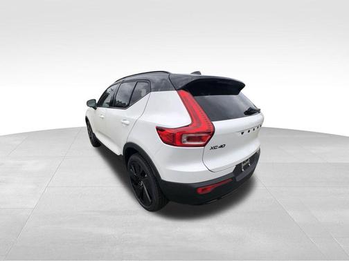 2026 Volvo XC40 B5 Ultra Black Edition