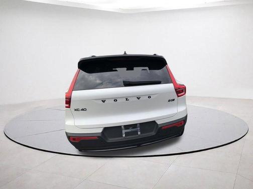 2026 Volvo XC40 B5 Ultra Black Edition