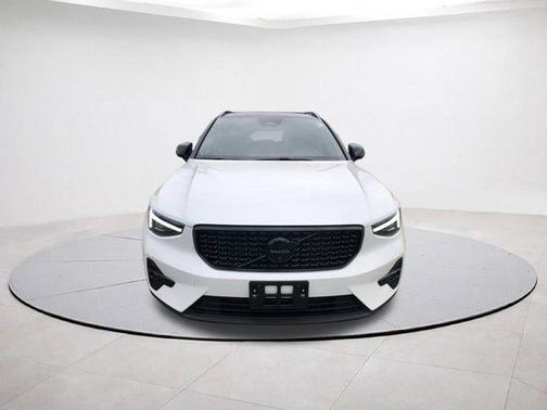 2026 Volvo XC40 B5 Ultra Black Edition