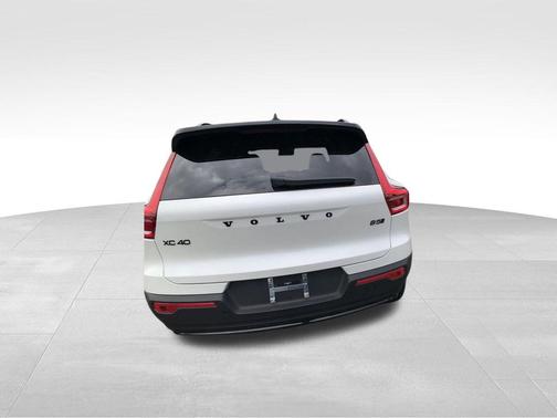 2026 Volvo XC40 B5 Ultra Black Edition