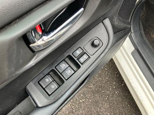 Crystal White Pearl 2019 Subaru Legacy 2.5i Premium