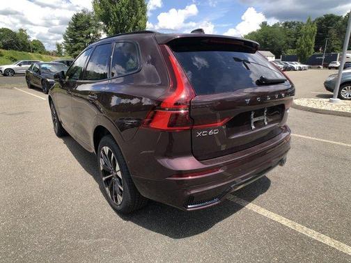 2026 Volvo XC60 PLUS