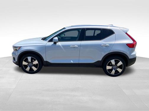 Glacier Silver Metallic 2020 Volvo XC40 T5 Momentum