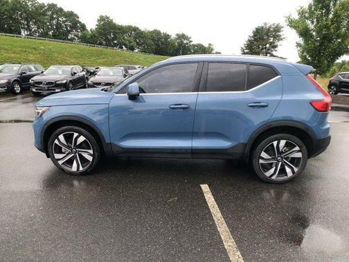 2023 Volvo XC40 B5 Plus Bright Theme