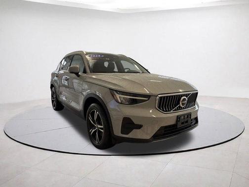2025 Volvo XC40 B5 Core Bright Theme