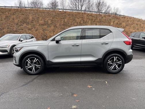 2025 Volvo XC40 B5 Core Bright Theme