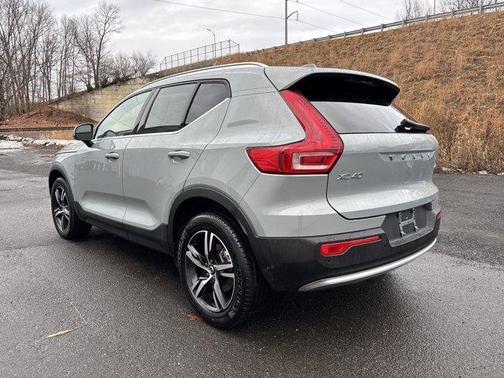 2025 Volvo XC40 B5 Core Bright Theme