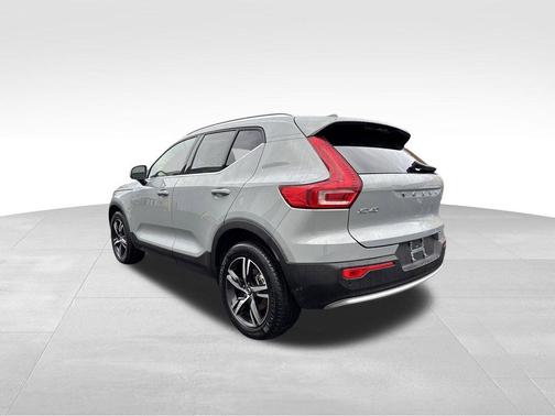 2025 Volvo XC40 B5 Core Bright Theme