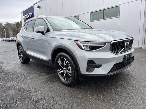 2025 Volvo XC40 B5 Core Bright Theme