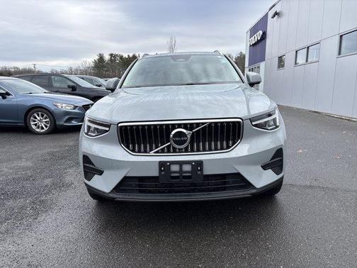 2025 Volvo XC40 B5 Core Bright Theme