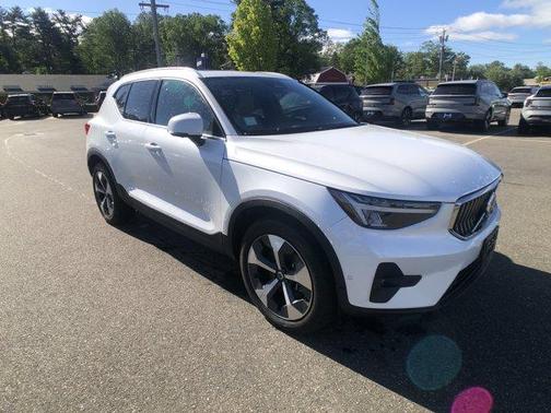 2023 Volvo XC40 B5 Plus Bright Theme