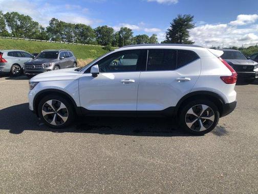 2023 Volvo XC40 B5 Plus Bright Theme