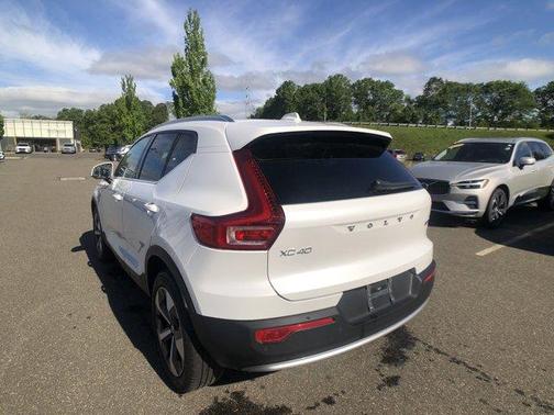 2023 Volvo XC40 B5 Plus Bright Theme