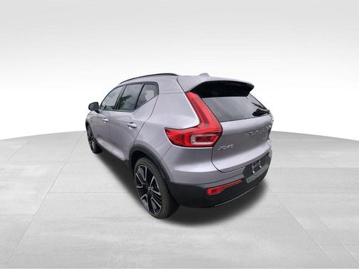 2026 Volvo XC40 B5 Ultra