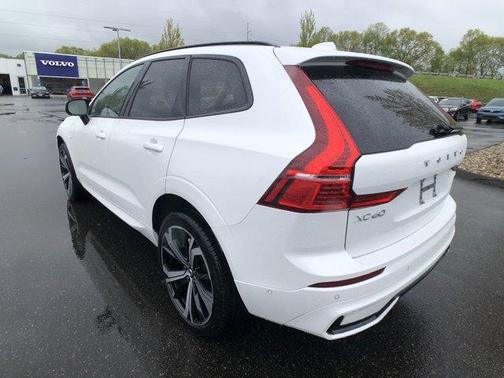 2024 Volvo XC60 Recharge Plug-In Hybrid T8 Ultimate Dark Theme