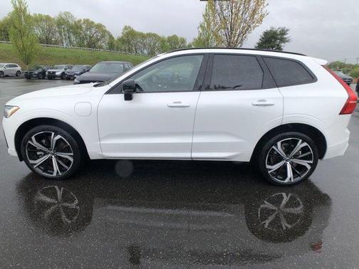 2024 Volvo XC60 Recharge Plug-In Hybrid T8 Ultimate Dark Theme