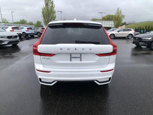 2024 Volvo XC60 Recharge Plug-In Hybrid T8 Ultimate Dark Theme