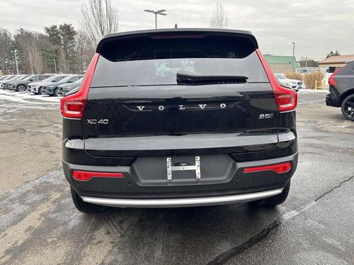 2025 Volvo XC40 B5 Core Bright Theme