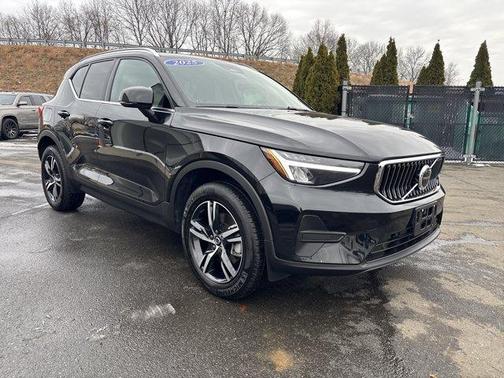 2025 Volvo XC40 B5 Core Bright Theme