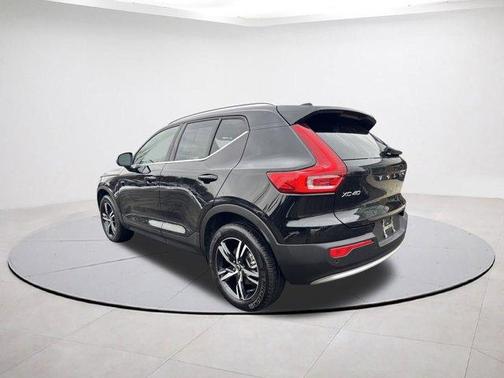 2025 Volvo XC40 B5 Core Bright Theme