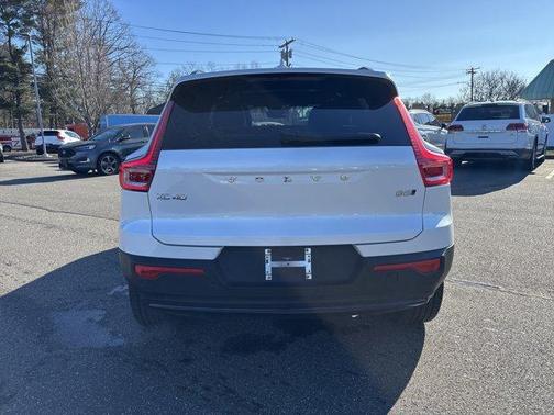 2025 Volvo XC40 B5 Plus Dark Theme