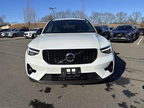 2025 Volvo XC40 B5 Plus Dark Theme
