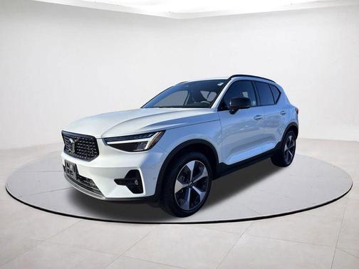 2025 Volvo XC40 B5 Plus Dark Theme