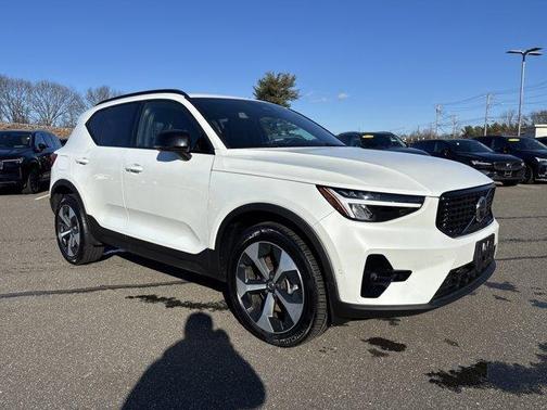 2025 Volvo XC40 B5 Plus Dark Theme