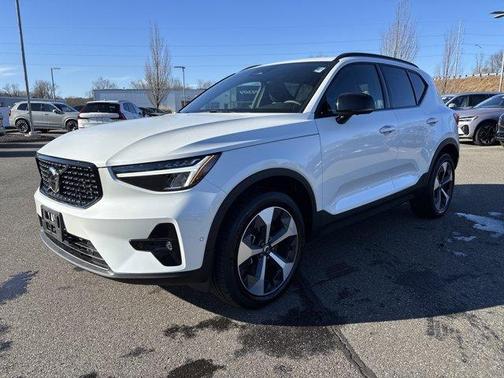 2025 Volvo XC40 B5 Plus Dark Theme