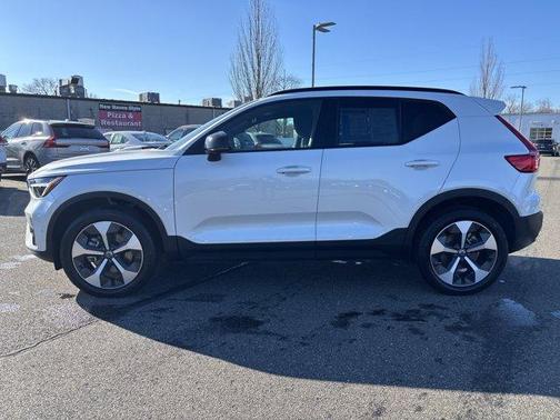 2025 Volvo XC40 B5 Plus Dark Theme