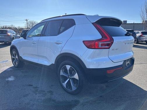 2025 Volvo XC40 B5 Plus Dark Theme