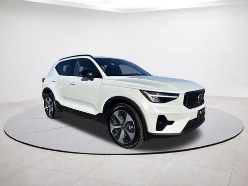 2025 Volvo XC40 B5 Plus Dark Theme