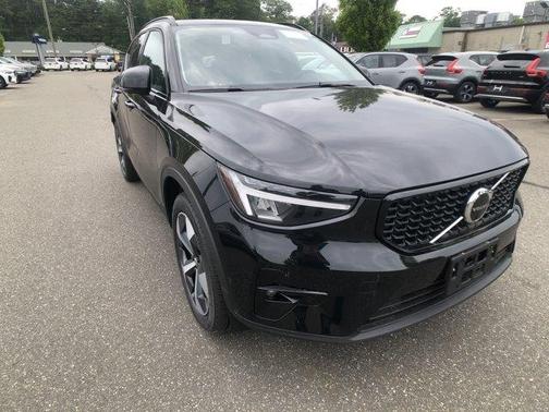 2025 Volvo XC40 B5 Plus Dark Theme