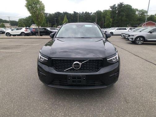 2025 Volvo XC40 B5 Plus Dark Theme