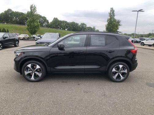 2025 Volvo XC40 B5 Plus Dark Theme